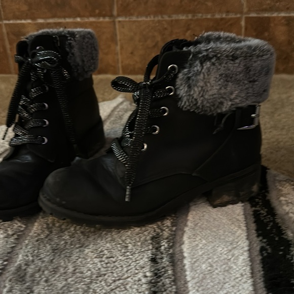 Black boots brand is girls rule - Picture 2 of 3